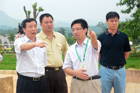 謝迺堂（左一）對湘桂循環(huán)經(jīng)濟(jì)產(chǎn)業(yè)園建設(shè)提出意見和建議。
