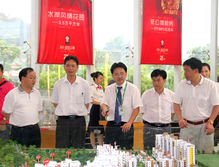 崇左市政協(xié)副主席、市工商聯(lián)主席玉如鋒（右四）一行聽取房地產(chǎn)公司匯報(bào)