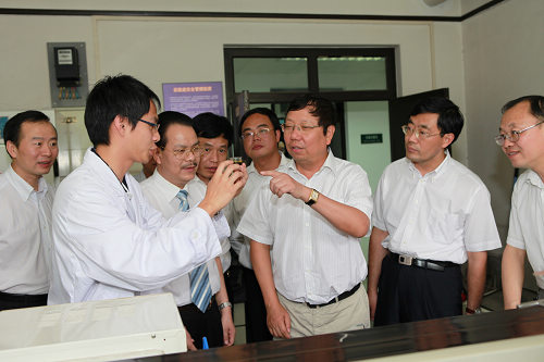 在清華大學生物柴油研究室，趙樂秦（右三）一行聽取關于微藻生物柴油研發(fā)的情況